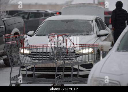 Ein voller Parkplatz vor dem Costco Wholesale, einem Lagerhaus in Nisko. Am Mittwoch, den 22. Dezember 2021, Kanada. (Foto von Artur Widak/NurPhoto) Stockfoto