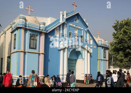 Christliche Anhänger feiern am 25. Dezember 2021 in der Rosenkranzkirche in Dhaka, Bangladesch, den Weihnachtstag. (Foto von Syed Mahamudur Rahman/NurPhoto) Stockfoto