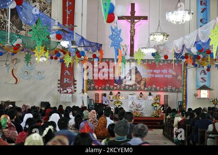 Christliche Anhänger feiern am 25. Dezember 2021 in der Rosenkranzkirche in Dhaka, Bangladesch, den Weihnachtstag. (Foto von Syed Mahamudur Rahman/NurPhoto) Stockfoto