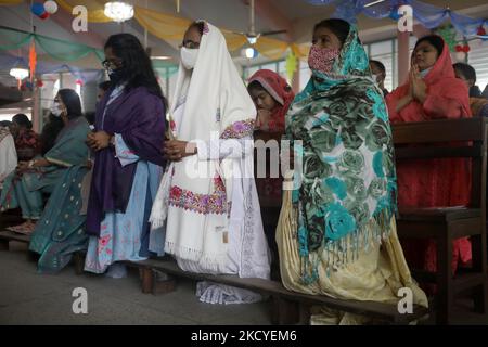 Christliche Anhänger feiern am 25. Dezember 2021 in der Rosenkranzkirche in Dhaka, Bangladesch, den Weihnachtstag. (Foto von Syed Mahamudur Rahman/NurPhoto) Stockfoto