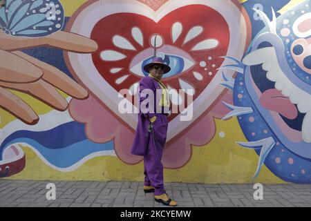 Pablo Estevez, Pachuco, posiert vor dem Verlassen eines Wandbildes vor der Plaza de la Ciudadela in der Nähe des Centro Histórico von Mexiko-Stadt, wo während des COVID-19-Gesundheitsnotfalls und der grünen epidemiologischen Ampel in der Stadt zu Musik wie Mambo, danzón, Salsa und Jazz getanzt wird. Es ist ein Stil des Seins und der Kleidung, die im Jahr 1930s unter jungen Menschen im Grenzgebiet von Mexiko und den Vereinigten Staaten entstanden. Der baggy zoot Suit entstand 1930s in Harlem, New York, unter Jazzmusikern und wurde als Vorhänge bezeichnet. In der Folge verbreitete sich seine Verwendung unter nicht-angelsächsischen Gemeinschaften wie IT Stockfoto