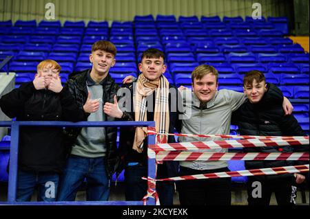 Barrow-Fans waren am Sonntag, den 26.. Dezember 2021, während des Sky Bet League 2-Spiels zwischen Tranmere Rovers und Barrow im Prenton Park, Birkenhead, am Boden. (Foto von Ian Charles Mi News/NurPhoto) Stockfoto