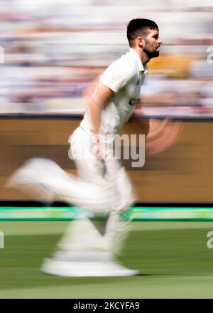 Mark Wood of England bowelt am zweiten Tag des dritten Testmatches in der Ashes-Serie zwischen Australien und England auf dem Melbourne Cricket Ground am 27. Dezember 2021 in Melbourne, Australien. (Foto von Izhar Khan/NurPhoto). (Nur für redaktionelle Zwecke) Stockfoto