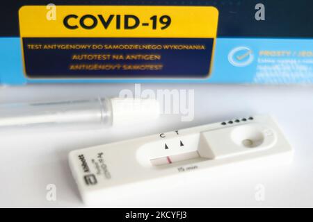In diesem Bild, das am 27. Dezember 2021 in Polen aufgenommen wurde, wurde ein negativer Test mit dem Abbott Panbio COVID-19 Antigen-Selbsttest-Kit beobachtet. (Foto von Jakub Porzycki/NurPhoto) Stockfoto