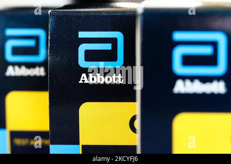 Die Logos von Abbott sind auf der Verpackung des Abbott Panbio COVID-19-Antigenselbsttests auf diesem Illustrationsfoto zu sehen, das am 26. Dezember 2021 in Polen aufgenommen wurde. (Foto von Jakub Porzycki/NurPhoto) Stockfoto