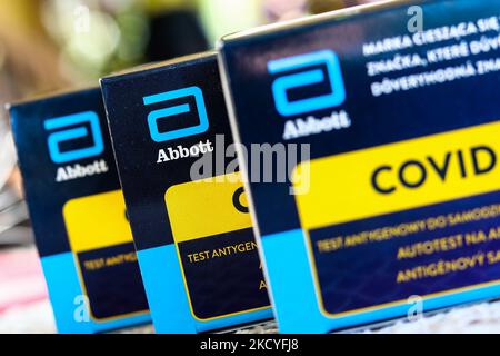 Die Logos von Abbott sind auf der Verpackung des Abbott Panbio COVID-19-Antigenselbsttests auf diesem Illustrationsfoto zu sehen, das am 26. Dezember 2021 in Polen aufgenommen wurde. (Foto von Jakub Porzycki/NurPhoto) Stockfoto