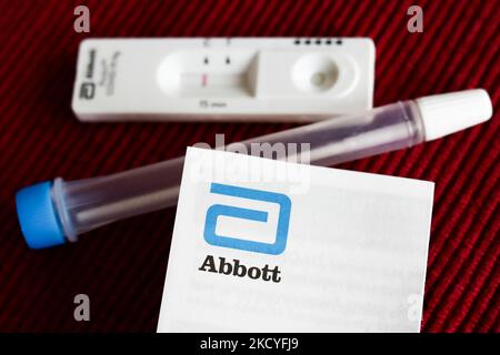 Das Abbott Logo ist mit dem Abbott COVID-19 Selbsttest-Kit auf diesem Bild zu sehen, das am 27. Dezember 2021 in Polen aufgenommen wurde. (Foto von Jakub Porzycki/NurPhoto) Stockfoto