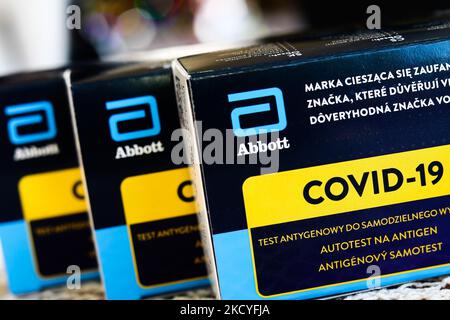 Die Logos von Abbott sind auf der Verpackung des Abbott Panbio COVID-19-Antigenselbsttests auf diesem Illustrationsfoto zu sehen, das am 26. Dezember 2021 in Polen aufgenommen wurde. (Foto von Jakub Porzycki/NurPhoto) Stockfoto