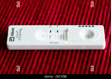 Ein negatives Ergebnis des Abbott Panbio COVID-19-Antigenselbsttests ist auf diesem Bild zu sehen, das am 27. Dezember 2021 in Polen aufgenommen wurde. (Foto von Jakub Porzycki/NurPhoto) Stockfoto