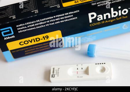 In diesem Bild, das am 27. Dezember 2021 in Polen aufgenommen wurde, wurde ein negativer Test mit dem Abbott Panbio COVID-19 Antigen-Selbsttest-Kit beobachtet. (Foto von Jakub Porzycki/NurPhoto) Stockfoto