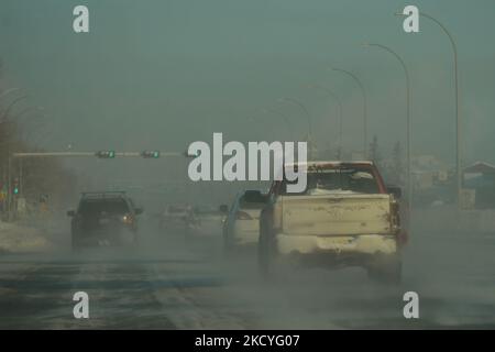 Calgary Trail im Süden von Edmonton, am Morgen bei Temperaturen von bis zu -30C gesehen. Die Gebiete in Edmonton und im Norden Albertas erleben eine längere Zeit extremer Kälte. Extreme Frostwarnungen wurden ausgegeben, da an diesem Abend noch kalte Windtemperaturen zwischen -40 und -55 herrschen, die zu erhöhten Gesundheitsrisiken wie Erfrierungen und Unterkühlung führen. Am Montag, den 27. Dezember 2021, Kanada. (Foto von Artur Widak/NurPhoto) Stockfoto