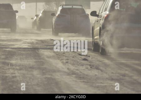 Calgary Trail im Süden von Edmonton, am Morgen bei Temperaturen von bis zu -30C gesehen. Die Gebiete in Edmonton und im Norden Albertas erleben eine längere Zeit extremer Kälte. Extreme Frostwarnungen wurden ausgegeben, da an diesem Abend noch kalte Windtemperaturen zwischen -40 und -55 herrschen, die zu erhöhten Gesundheitsrisiken wie Erfrierungen und Unterkühlung führen. Am Montag, den 27. Dezember 2021, Kanada. (Foto von Artur Widak/NurPhoto) Stockfoto