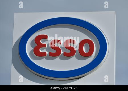 Esso-Logo auf dem Esso-Bahnhof in Edmonton. Am Sonntag, den 12. September 2021, in Edmonton, Alberta, Kanada. (Foto von Artur Widak/NurPhoto) Stockfoto