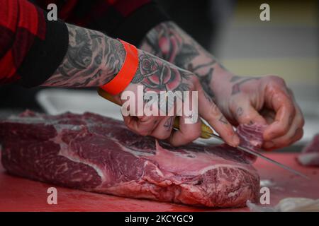 Wes Walker von der Fleischerei Master in Calgary sah während der Black Box Butcher Challenge, wie er 3 geheimnisvolle Fleischsorten in 40 Minuten auf der Uhr zubereitete und einen anständigen Schauzähler für alle Fleischsorten schuf. Am Samstag, den 11. September 2021, im Sherwood Park, Alberta, Kanada. (Foto von Artur Widak/NurPhoto) Stockfoto