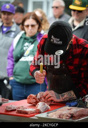 Wes Walker von der Fleischerei Master in Calgary sah während der Black Box Butcher Challenge, wie er 3 geheimnisvolle Fleischsorten in 40 Minuten auf der Uhr zubereitete und einen anständigen Schauzähler für alle Fleischsorten schuf. Am Samstag, den 11. September 2021, im Sherwood Park, Alberta, Kanada. (Foto von Artur Widak/NurPhoto) Stockfoto