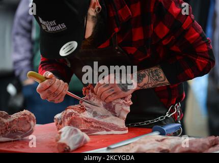 Wes Walker von der Fleischerei Master in Calgary sah während der Black Box Butcher Challenge, wie er 3 geheimnisvolle Fleischsorten in 40 Minuten auf der Uhr zubereitete und einen anständigen Schauzähler für alle Fleischsorten schuf. Am Samstag, den 11. September 2021, im Sherwood Park, Alberta, Kanada. (Foto von Artur Widak/NurPhoto) Stockfoto