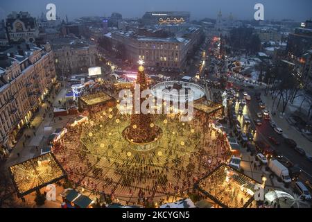 Luftaufnahme des Weihnachtsbaums auf dem Sophia Sofiyska Platz im Zentrum von Kiew, Ukraine. Dezember 27 2021 (Foto von Maxym Marusenko/NurPhoto) Stockfoto