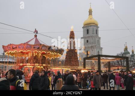 Weihnachtsmarkt rund um den Weihnachtsbaum auf einem Platz vor der Sophienkathedrale im Zentrum von Kiew, Ukraine 27. Dezember 2021 (Foto: Maxym Marusenko/NurPhoto) Stockfoto