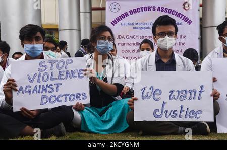 Assistenzärzte protestieren am Mittwoch, den 29. Dezember 2021, gegen den friedlichen Protest der in Delhi ansässigen Ärzte, die wegen der Verzögerung der NEET-Beratung im Gauhati Medical College Hospital (GMCH) in Guwahati, Assam, Indien, agierten. (Foto von David Talukdar/NurPhoto) Stockfoto