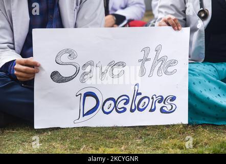 Assistenzärzte protestieren am Mittwoch, den 29. Dezember 2021, gegen den friedlichen Protest der in Delhi ansässigen Ärzte, die wegen der Verzögerung der NEET-Beratung im Gauhati Medical College Hospital (GMCH) in Guwahati, Assam, Indien, agierten. (Foto von David Talukdar/NurPhoto) Stockfoto