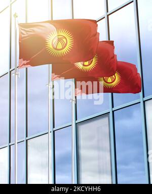 Fahnenmasten mit der Flagge Kirgisistans vor dem Business Center Stockfoto