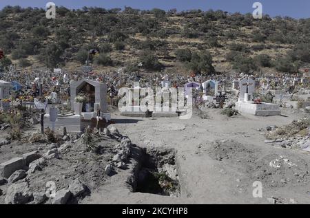 Panoramablick auf den Zivilfriedhof von Xico-Chalco im Bundesstaat Mexiko am Silvesterabend während des Gesundheitsnotfalls COVID-19 in Mexiko. Am 29. Dezember 2021 in Mexiko. (Foto von Gerardo Vieyra/NurPhoto) Stockfoto