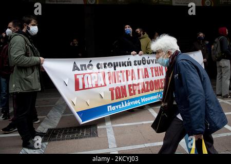 Protest von Musikern vor dem Arbeitsministerium in Athen, Griechenland, am 30. Dezember 2021, in dem gefordert wurde, dass jetzt Maßnahmen für ihr Überleben und ihre Gesundheit ergriffen werden. (Foto von Nikolas Kokovlis/NurPhoto) Stockfoto