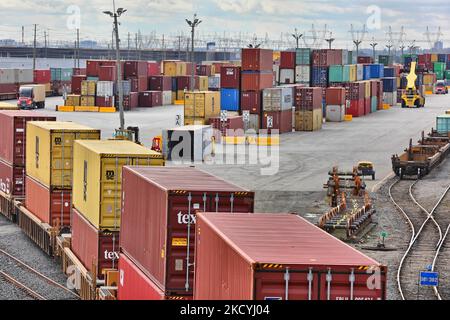 Am 23. Oktober 2021 werden intermodale Transportcontainer aus den Zügen entladen, gestapelt und auf Lastwagen für den Transport in einer Frachtanlage in Mississauga, Ontario, Kanada, verladen. (Foto von Creative Touch Imaging Ltd./NurPhoto) Stockfoto