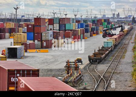 Am 23. Oktober 2021 werden intermodale Transportcontainer aus den Zügen entladen, gestapelt und auf Lastwagen für den Transport in einer Frachtanlage in Mississauga, Ontario, Kanada, verladen. (Foto von Creative Touch Imaging Ltd./NurPhoto) Stockfoto