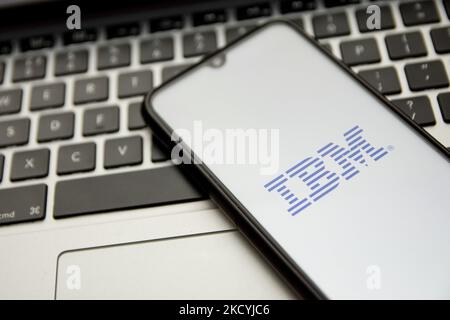 In dieser Abbildung ist ein IBM-Logo zu sehen, das am 30. Dezember 2021 in Athen, Griechenland, auf einem Smartphone-Bildschirm mit einem Computerschlüsselwort im Hintergrund angezeigt wird. (Foto von Nikolas Kokovlis/NurPhoto) Stockfoto