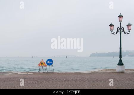 Ein Blick auf Venedig von Riva dei Sette Martiri, bedeckt von Nebel, in Venedig, Italien, am 29. Dezember 2021. (Foto von Giacomo Cosua/NurPhoto) Stockfoto