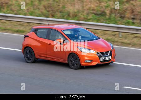 2018 NISSAN MICRA ACENTA DCI 90 S/S orange Heckklappe; unterwegs auf der Autobahn M6 in Großbritannien Stockfoto