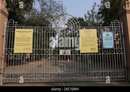 Menschen vor dem Eingangstor von Belur Math, dem globalen Hauptquartier der Ramakrishna-Mission, in Kalkutta, Indien, am 31. Dezember 2021. (Foto von Debajyoti Chakraborty/NurPhoto) Stockfoto