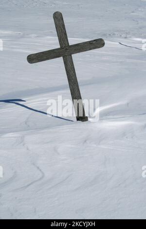 Ein eineinziges Holzkreuz im Schnee markiert ein Grab auf einem Friedhof in Ontario, Kanada, am 17. Januar 2010. (Foto von Creative Touch Imaging Ltd./NurPhoto) Stockfoto