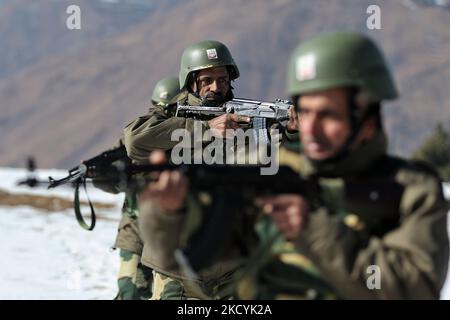 Soldaten der Border Security Force (BSF) stehen am 31. Dezember 2021 auf einem Vorposten in Baramulla, Jammu und Kaschmir, Indien, in Alarmbereitschaft. Unabhängig von den rauen Wetterbedingungen und den eisigen Temperaturen erfüllen die Soldaten der Grenzschutztruppe (BSF) ihre Pflicht, die Grenzen von Jammu und Kaschmir wachsam zu bewachen. (Foto von Nasir Kachroo/NurPhoto) Stockfoto