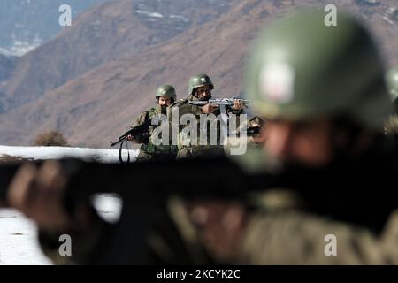 Soldaten der Border Security Force (BSF) stehen am 31. Dezember 2021 auf einem Vorposten in Baramulla, Jammu und Kaschmir, Indien, in Alarmbereitschaft. Unabhängig von den rauen Wetterbedingungen und den eisigen Temperaturen erfüllen die Soldaten der Grenzschutztruppe (BSF) ihre Pflicht, die Grenzen von Jammu und Kaschmir wachsam zu bewachen. (Foto von Nasir Kachroo/NurPhoto) Stockfoto