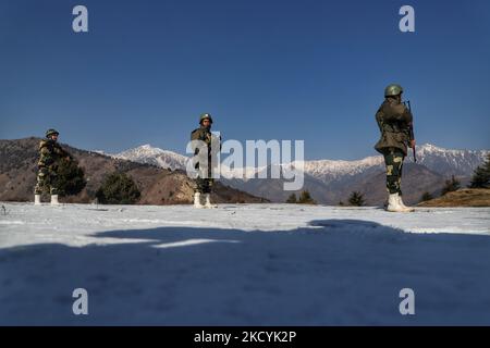 Soldaten der Border Security Force (BSF) stehen am 31. Dezember 2021 auf einem Vorposten in Baramulla, Jammu und Kaschmir, Indien, in Alarmbereitschaft. Unabhängig von den rauen Wetterbedingungen und den eisigen Temperaturen erfüllen die Soldaten der Grenzschutztruppe (BSF) ihre Pflicht, die Grenzen von Jammu und Kaschmir wachsam zu bewachen. (Foto von Nasir Kachroo/NurPhoto) Stockfoto