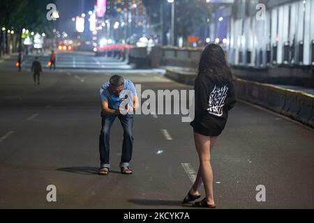 Nach dem Schließen einer Hauptstraße machen Menschen Fotos an einer leeren Hauptstraße, um die Bewohner daran zu hindern, während der Neujahrsferien in Jakarta am 31. Dezember 2021 zu reisen. Indonesien verhängte vor den Silvesterfeiern Beschränkungen, um Menschenmengen zu antizipieren, nachdem der erste Fall der lokal übertragenen Omicron-Variante des Landes entdeckt wurde. (Foto von Afriadi Hikmal/NurPhoto) Stockfoto