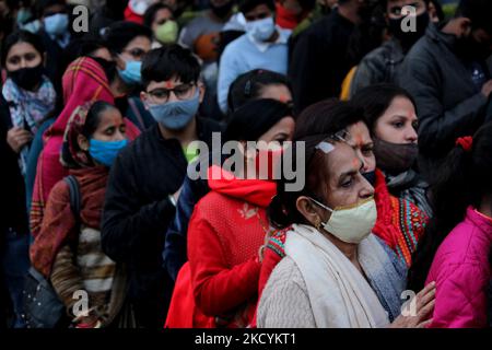 Menschen stehen in langen Schlangen, als sie warten, um eine U-Bahnstation zu betreten, inmitten der Ausbreitung der neueren „omicron“-Variante des Coronavirus (COVID-19), am 1. Januar 2022 in Neu Delhi, Indien. (Foto von Mayank Makhija/NurPhoto) Stockfoto