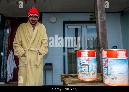 Ein Mann ist bereit, den traditionellen Neujahrstauchgang zu Hause wegen der Pandemie wieder zu feiern. Am 1.. Januar 2021 in Nijmegen. (Foto von Romy Arroyo Fernandez/NurPhoto) Stockfoto