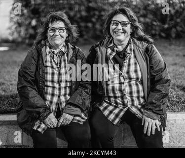 Schwarzweißbild spanischer Zwillinge, die sich in London entspannen. Stockfoto