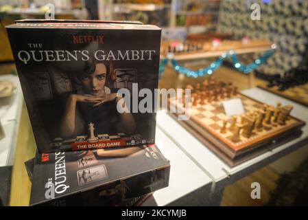 The Queen's Gambit: The Board Game – inspiriert von der beliebten Netflix-Serie, die in einem Schaufenster zu sehen ist und am Silvesterabend in Edmonton zu sehen ist. Am Freitag, den 31. Dezember 2021, Kanada. (Foto von Artur Widak/NurPhoto) Stockfoto