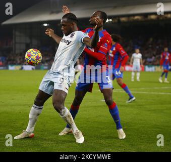 Michail Antonio von West Ham United hält während der Premier League zwischen Crystal Palace und West Ham united am 01.. Januar 2022 im Selhurst Park Stadium, London, an Tyrick Mitchell von Crystal Palace fest (Foto by Action Foto Sport/NurPhoto) Stockfoto