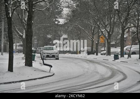 Am 02. Januar 2022 traf ein Schneesturm in Toronto, Ontario, Kanada. Es wird erwartet, dass der Sturm im Großraum Toronto zwischen 5-10 Zentimetern Schnee fallen wird. (Foto von Creative Touch Imaging Ltd./NurPhoto) Stockfoto