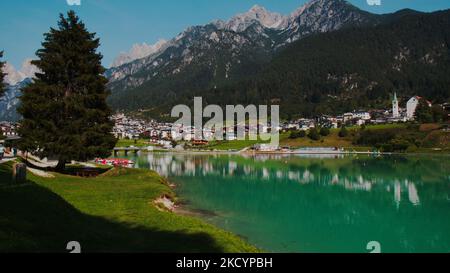 Blick auf den Auronzo-See, auch bekannt als Santa Caterina-See, in Auronzo di Cadore, Italien, am 14. September 2020. Der Auronzo-See liegt in der Nähe der Stadt Auronzo di Cadore in den Dolomiten. (Foto von Manuel Romano/NurPhoto) Stockfoto