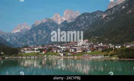 Blick auf den Auronzo-See, auch bekannt als Santa Caterina-See, in Auronzo di Cadore, Italien, am 14. September 2020. Der Auronzo-See liegt in der Nähe der Stadt Auronzo di Cadore in den Dolomiten. (Foto von Manuel Romano/NurPhoto) Stockfoto