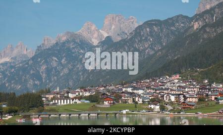 Blick auf den Auronzo-See, auch bekannt als Santa Caterina-See, in Auronzo di Cadore, Italien, am 14. September 2020. Der Auronzo-See liegt in der Nähe der Stadt Auronzo di Cadore in den Dolomiten. (Foto von Manuel Romano/NurPhoto) Stockfoto