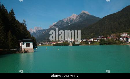 Blick auf den Auronzo-See, auch bekannt als Santa Caterina-See, in Auronzo di Cadore, Italien, am 14. September 2020. Der Auronzo-See liegt in der Nähe der Stadt Auronzo di Cadore in den Dolomiten. (Foto von Manuel Romano/NurPhoto) Stockfoto