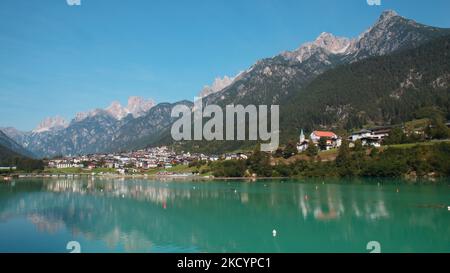 Blick auf den Auronzo-See, auch bekannt als Santa Caterina-See, in Auronzo di Cadore, Italien, am 14. September 2020. Der Auronzo-See liegt in der Nähe der Stadt Auronzo di Cadore in den Dolomiten. (Foto von Manuel Romano/NurPhoto) Stockfoto