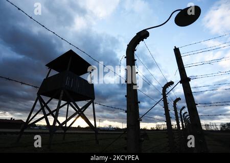 Ein Wachturm am 3. Januar 2022 im ehemaligen nationalsozialistischen Konzentrationslager Auschwitz II-Birkenau in Brzezinka bei Oswiecim, Polen. (Foto von Jakub Porzycki/NurPhoto) Stockfoto